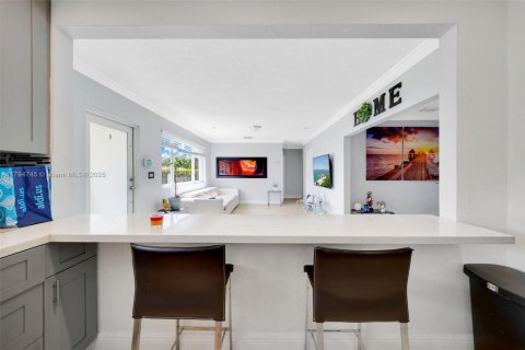 House in Hialeah, Florida 5 bedrooms, 206.89 sq.m. № 1738624 - photo 8