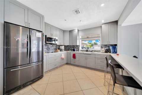 House in Hialeah, Florida 5 bedrooms, 206.89 sq.m. № 1738624 - photo 6