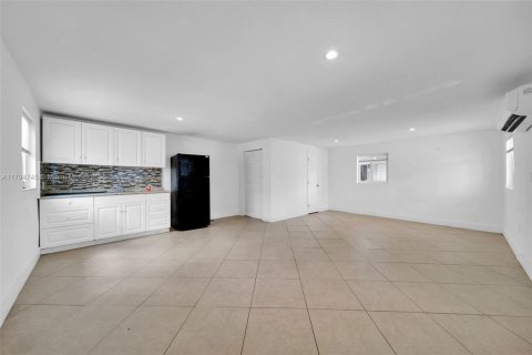 House in Hialeah, Florida 5 bedrooms, 206.89 sq.m. № 1738624 - photo 23