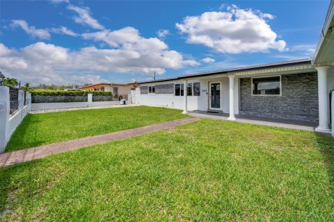 House in Hialeah, Florida 5 bedrooms, 206.89 sq.m. № 1738624 - photo 1