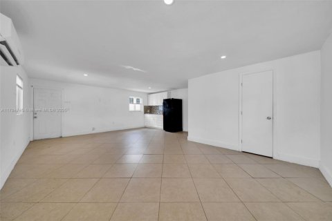 House in Hialeah, Florida 5 bedrooms, 206.89 sq.m. № 1738624 - photo 22