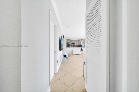 House in Hialeah, Florida 5 bedrooms, 206.89 sq.m. № 1738624 - photo 13