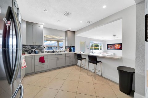 House in Hialeah, Florida 5 bedrooms, 206.89 sq.m. № 1738624 - photo 7