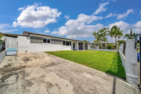 House in Hialeah, Florida 5 bedrooms, 206.89 sq.m. № 1738624 - photo 16