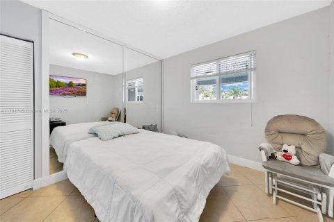 House in Hialeah, Florida 5 bedrooms, 206.89 sq.m. № 1738624 - photo 15