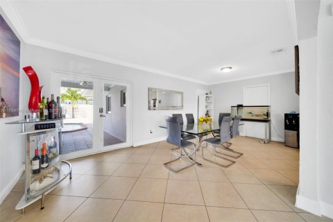 House in Hialeah, Florida 5 bedrooms, 206.89 sq.m. № 1738624 - photo 12