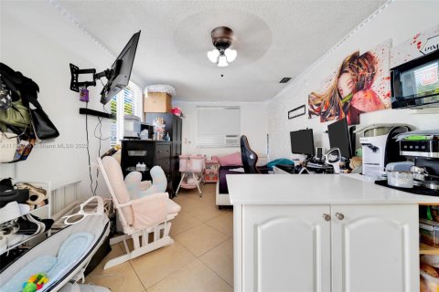 House in Hialeah, Florida 5 bedrooms, 206.89 sq.m. № 1738624 - photo 30