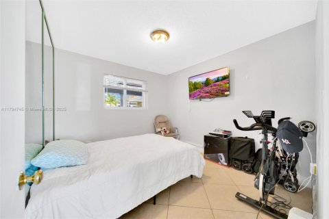 House in Hialeah, Florida 5 bedrooms, 206.89 sq.m. № 1738624 - photo 14