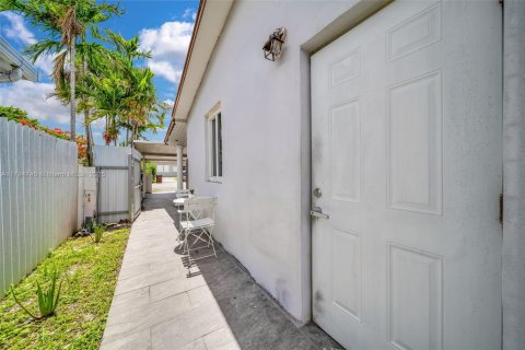 House in Hialeah, Florida 5 bedrooms, 206.89 sq.m. № 1738624 - photo 27