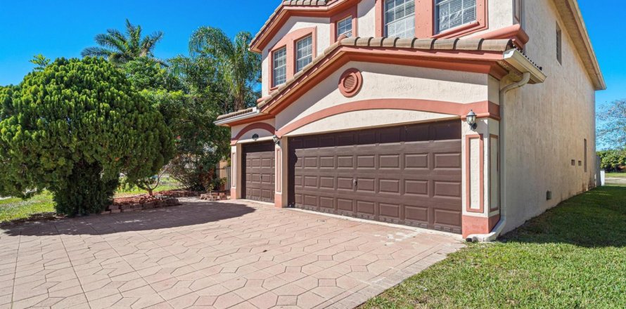 House in Wellington, Florida 5 bedrooms, 285.67 sq.m. № 2397841