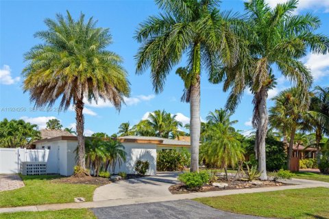 Casa en venta en Pompano Beach, Florida, 3 dormitorios, 158.21 m2 № 1983060 - foto 2