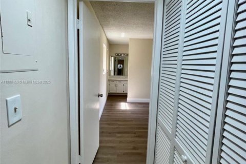 Condo in Miami, Florida, 3 bedrooms  № 1942313 - photo 18