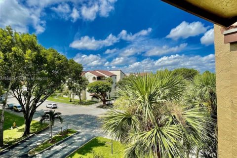 Condo in Miami, Florida, 3 bedrooms  № 1942313 - photo 14