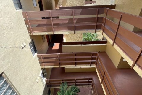 Condo in Miami, Florida, 3 bedrooms  № 1942313 - photo 25
