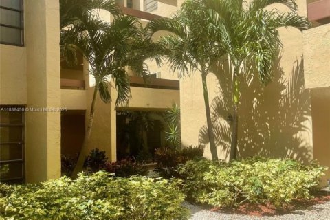 Condo in Miami, Florida, 3 bedrooms  № 1942313 - photo 2