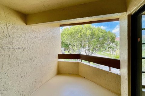 Condo in Miami, Florida, 3 bedrooms  № 1942313 - photo 13