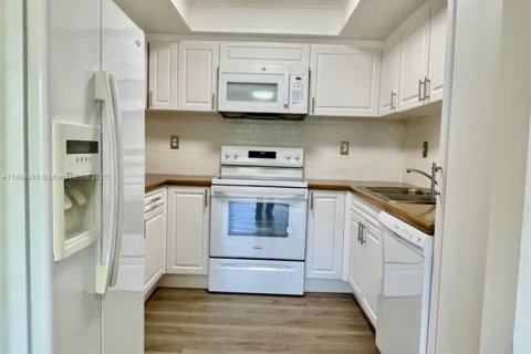 Condo in Miami, Florida, 3 bedrooms  № 1942313 - photo 8