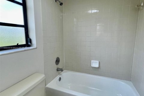 Condo in Miami, Florida, 3 bedrooms  № 1942313 - photo 22