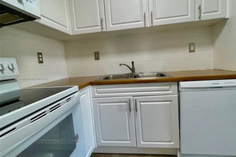 Condo in Miami, Florida, 3 bedrooms  № 1942313 - photo 11