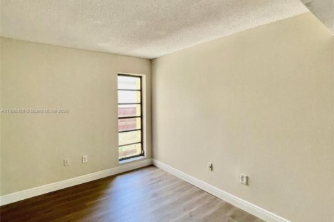 Condo in Miami, Florida, 3 bedrooms  № 1942313 - photo 15