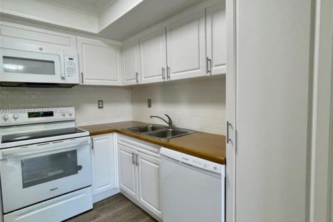 Condo in Miami, Florida, 3 bedrooms  № 1942313 - photo 10