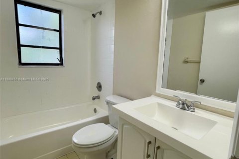Condo in Miami, Florida, 3 bedrooms  № 1942313 - photo 17