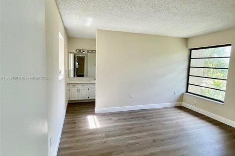 Condo in Miami, Florida, 3 bedrooms  № 1942313 - photo 20