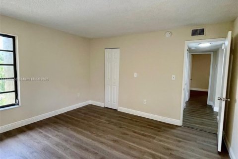 Condo in Miami, Florida, 3 bedrooms  № 1942313 - photo 23