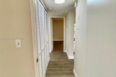 Copropriété à louer à Miami, Floride: 3 chambres, 106.84 m2 № 1942313 - photo 24
