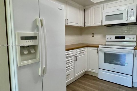 Condo in Miami, Florida, 3 bedrooms  № 1942313 - photo 9