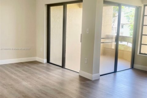 Condo in Miami, Florida, 3 bedrooms  № 1942313 - photo 5