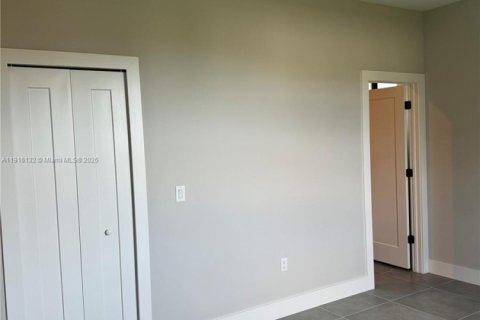 House in Lehigh Acres, Florida 3 bedrooms № 2016360 - photo 4