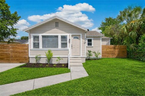House in Tampa, Florida 3 bedrooms, 104.98 sq.m. № 2396313