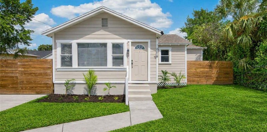 House in Tampa, Florida 3 bedrooms, 104.98 sq.m. № 2396313