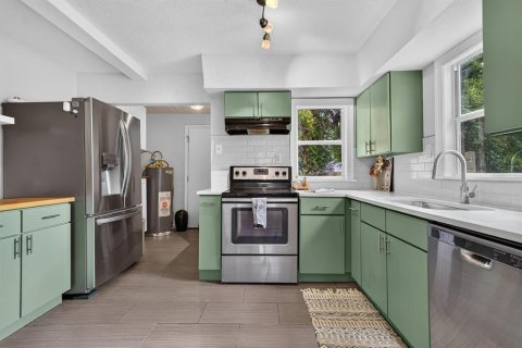 House in Tampa, Florida 3 bedrooms, 104.98 sq.m. № 2396313 - photo 14