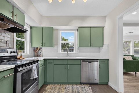 House in Tampa, Florida 3 bedrooms, 104.98 sq.m. № 2396313 - photo 16