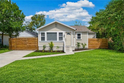 House in Tampa, Florida 3 bedrooms, 104.98 sq.m. № 2396313 - photo 2