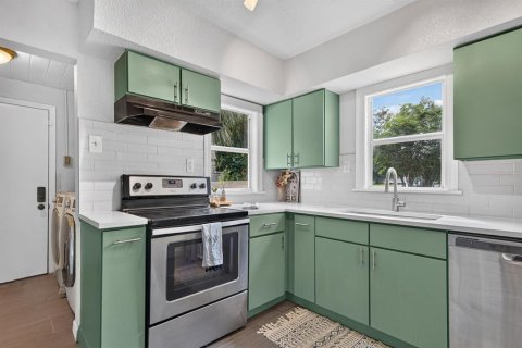 House in Tampa, Florida 3 bedrooms, 104.98 sq.m. № 2396313 - photo 13