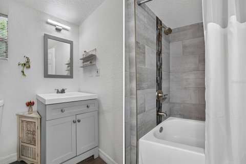 House in Tampa, Florida 3 bedrooms, 104.98 sq.m. № 2396313 - photo 25