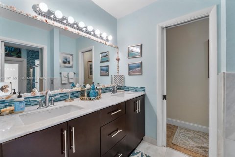 Купить виллу или дом в Пальметто-Бей, Флорида 5 спален, 332.78м2, № 2040843 - фото 21