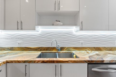 Condominio en venta en Sunny Isles Beach, Florida, 1 dormitorio, 65.5 m2 № 2021564 - foto 19