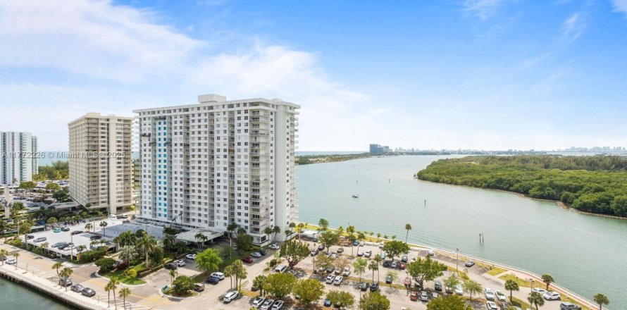 Condominio en Sunny Isles Beach, Florida, 1 dormitorio  № 2021564
