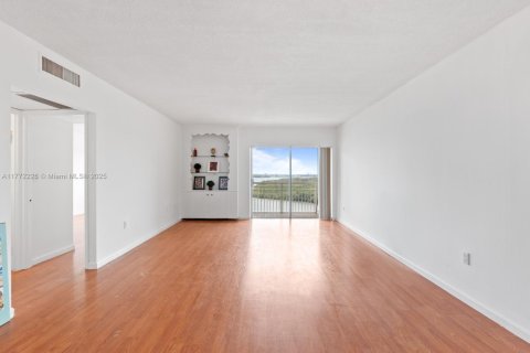 Condominio en venta en Sunny Isles Beach, Florida, 1 dormitorio, 65.5 m2 № 2021564 - foto 16