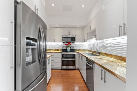 Condominio en venta en Sunny Isles Beach, Florida, 1 dormitorio, 65.5 m2 № 2021564 - foto 18