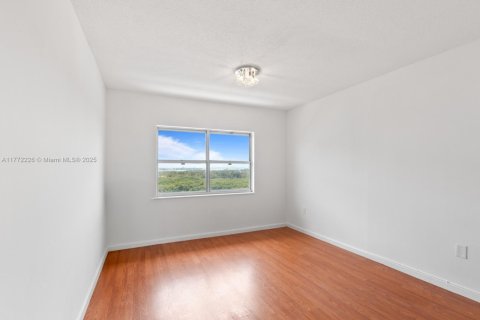 Condominio en venta en Sunny Isles Beach, Florida, 1 dormitorio, 65.5 m2 № 2021564 - foto 25