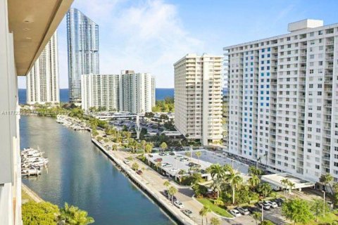Condominio en venta en Sunny Isles Beach, Florida, 1 dormitorio, 65.5 m2 № 2021564 - foto 2