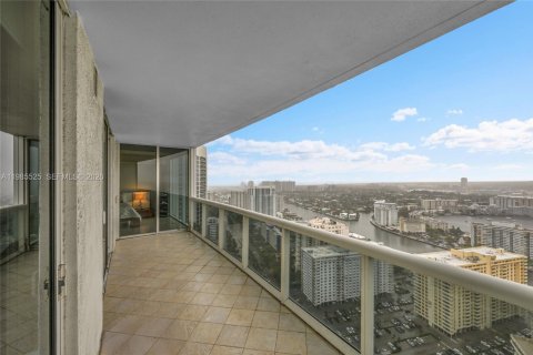 Condominio en venta en Hallandale Beach, Florida, 3 dormitorios, 145.95 m2 № 2044814 - foto 16