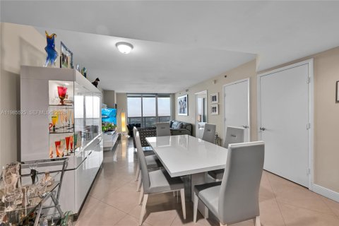 Condominio en venta en Hallandale Beach, Florida, 3 dormitorios, 145.95 m2 № 2044814 - foto 9