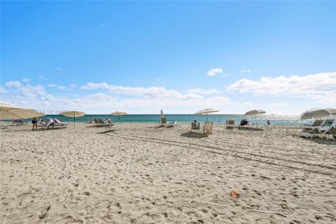 Condominio en venta en Hallandale Beach, Florida, 3 dormitorios, 145.95 m2 № 2044814 - foto 29