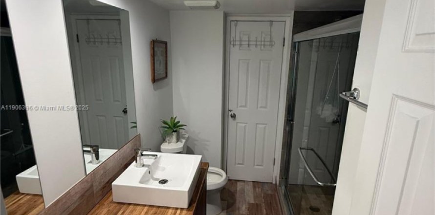 Townhouse in Miami, Florida 2 bedrooms, 93.09 sq.m. № 1956935